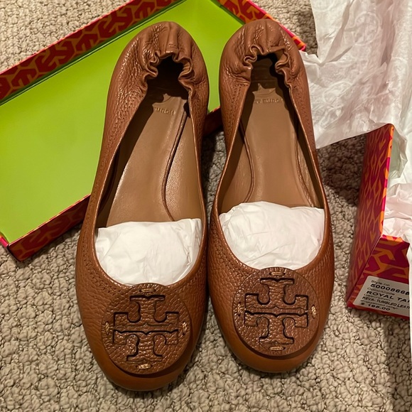 Tory Burch Tan Logo Flats - Picture 1 of 7